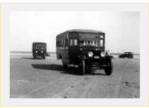 Dois ônibus Chevrolet 1929 alocados à linha ligando Rio Grande à praia de Cassino (RS).