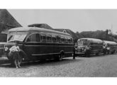 Ford 1940 no transporte público de Novo Hamburgo; somente o primeiro veículo tem carroceria Ott (fonte: site novohamburgo.org).