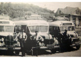 Três carros do Expresso Bressan de Transportes, de Antônio Prado (RS), dois deles, nas extremidades da foto - um Ford 1938-39 e outro 1942-47 -, encarroçados pela Ott (fonte: portal prati).
