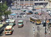 Detalhe de cartão postal mostrando o Centro de Porto Alegre (RS) no final de 1960; à frente de dois lotações avança um ônibus Ott em chassi Mercedes-Benz L-312 (fonte: Antonio Carlos Pacheco).