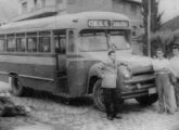 Um lotação Ott sobre Chevrolet nacional do final dos anos 50 operado pela Citral Transporte e Turismo, de Taquara (RS) (fonte: Marcos Jeremias / clubedoonibusantigo).