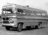 Pequena carroceria rodoviária sobre chassi Mercedes-Benz nacional de 1958, já agora com janelas largas e colunas inclinadas, da mesma empresa São José (fonte: Francisco Luiz Lanzendorf / egonbus).