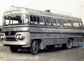 Pequena carroceria rodoviária sobre chassi Mercedes-Benz nacional de 1958, já agora com janelas largas e colunas inclinadas, da mesma empresa São José (fonte: Francisco Luiz Lanzendorf / egonbus).