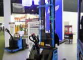 A Paletrans expôs seus principais produtos na 35a Movimat (realizada em conjunto com a Fenatran 2024): transpaleteira elétrica TE25 (à esquerda), empilhadeira patolada PT16, ...