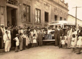 Batismo do primeiro ônibus da empresa Madrid & Lucas, de Canguçu (RS) - um Ford 1942-47 com carroceria de madeira Patzlaff (fontes: Régulo Franquine Ferrari e Israel de Oliveira dos Santos).
