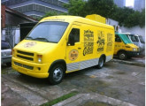 Van transformada em "food-truck", com dianteira personalizada.