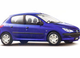 Lançado em 2001 com grande sucesso, o 206 foi o primeiro Peugeot brasileiro; na imagem a versão de cinco portas. 