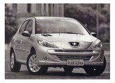 Peugeot 207 de 2012, com grade e para-choques da cor do carro.   