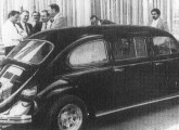 Limusine Fusca sendo apresentada ao presidente da Volkswagen no final da década de 80 (fonte: Motor3).
