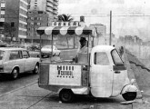 Carrocinha de cachorro-quente Geneal: montada sobre Vespacar, precursora histórica do modismo dos "food-trucks" foi personagem popular nas ruas e praias do Rio de Janeiro nos anos 60.    