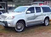 Toyota Hilux cabine-dupla personalizada e com capota rígida da Pick Up & Cia, exposta no Agrishow 2010 (foto: LEXICAR).