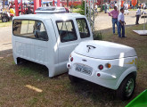 Cabine suplementar com oito lugares para caminhão e reboque de fibra de vidro, ambos fabricados pela paranaense Pick Up & Cia (foto: LEXICAR).