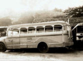 Lotação Magirus da empresa carioca Transportes Vera, aparentemente desativado, fotografado em 1965; note que as saias laterais já diferem das do carro anterior (foto: Augusto Antônio dos Santos / ciadeonibus). 