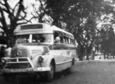 Um dos primeiros lotações Mercedes-Benz da Pilares: alocado à linha Bairro Peixoto-Mourisco, circula em 1964 pela Praia de Botafogo (foto: Augusto Antônio dos Santos / memoria7311). 