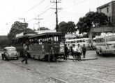 Três lotações Mercedes-Benz, dois deles Pilares (o primeiro e o terceiro), diante da estação ferroviária do Engenho Novo, na Zona Norte do Rio de Janeiro (RJ) (fonte: Arquivo Nacional).