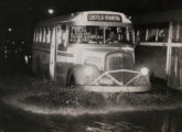 Lotação Pilares enfrentando ressaca no Rio de Janeiro em 1959; de meados da década, a carroceria traz as bandeiras das janelas de formato diferente (fonte: Arquivo Nacional).