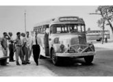 Um lotação Pilares inaugura a linha Leme-Leblon, no Rio de Janeiro, em abril de 1962 (fonte: Marcelo Prazs / O Globo).