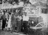 Matéria paga da Pilares no jornal carioca Diário de Notícias, em dezembro de 1957, anunciando a entrega de três lotações Mercedes-Benz L-312 à Viação S.O.F.A., concessionária da linha Lins-Lagoa, parte de uma encomenda de 30 unidades.