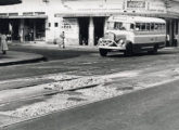 Lotação Pilares circulando em 1964 pela principal avenida do subúrbio carioca de Cascadura (fonte: Madureira: Ontem & Hoje).