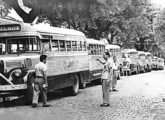 Parte da frota da Auto Viação SOFA (Santos-Oliveira, Fonseca & Araújo) em abril de 1964 (fonte: Edegar Rios Lopes / coadeonibus).