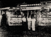 Dois ônibus Pilares-LP, em janeiro de 1960 entregues à Empresa fluminense Caxias-Venda Velha, que explorava a linha entre Duque de Caxias e São João de Meriti (RJ); note a grade dos veículos, replicando o estilo dos monoblocos Mercedes-Benz (fonte: Marcelo Prazs / Luta Democrática).