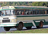 Um velho ônibus Pilares circulando por Manhuaçu (MG) em 2018 (foto: Athos Lauriano do Prado; fonte: Paulo Roberto Steindoff / onibusbrasil).  