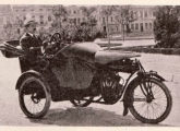 Triciclo construído em Curitiba (PR), em 1916, por Raul Plaissant, a partir de uma motocicleta norte-americana Indian e uma rabeta de automóvel; o veículo comportava três pessoas (fonte: Auto-Propulsão).