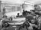 Stand da firma Antunes dos Santos & Cia. - representante local da marca Dodge - na III Exposição de Automobilismo de São Paulo, em novembro de 1925; o automóvel à frente teve a carroceria (de alumínio) construída naquela cidade por autor não identificado (foto: Automóvel-Club).