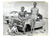 Ruben Otto Prass e sua família, no início dos anos 60, veraneando nas praias gaúchas; era uma longa viagem para um carrinho com menos de 10 cv - quase 300 km de Cachoeira do Sul, sua cidade, até o litoral (fonte: site cachoeiratem).