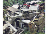 Arrematadas por José Luiz Finardi, mecânico em São Bernardo do Campo (SP), as 21 carrocerias restantes do automóvel Democrata encontravam-se neste estado, em 2006 (foto: O Globo).       
