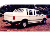Também da década de 90 era esta cabine-dupla Chevrolet com três portas.