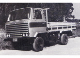Caminhão leve 2.T: em dois anos, somente 24 foram vendidos; a fotografia é de 1987, quando a paranaense Araucária se preparava para relançá-lo (fonte: Transporte Moderno).       