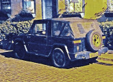 Jipe Safari, fotografado à noite, em 2010, em Paraty (RJ); pela traseira e com capota de lona, o carro faz lembrar o DKW Candango (foto: LEXICAR).