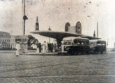 Ônibus Chevrolet 1939-40 com carroceria artesanal de madeira diante de uma moderna (e hoje extinta) parada de bondes no Centro de Belém (PA) (fonte: Dulce Roque / nostalgiabelem).