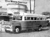 Caminhão Ford F-600 nacional com carroceria artesanal operando no transporte urbano de São Luís (MA) no final da década de 60 (fonte: Minha Velha São Luís).