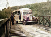 Chevrolet 1937 com carroceria artesanal cruzando um pontilhão em Presidente Prudente (SP) nos anos 40 (fonte: Ivonaldo Holanda de Almeida / Antigamente Em Presidente Prudente).