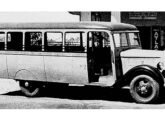 Ford 1937 com carroceria artesanal: no final da década de 30 diariamente praticava a ligação de 150 km entre Onda Verde e Guariroba (distrito de Taquaritinga), no Norte de São Paulo (fonte: Vida Doméstica).