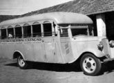 Chevrolet 1934 com carroceria artesanal de propriedade da família Micheloni, de São Carlos (SP), atuando no transporte urbano daquela cidade (fonte: Ivonaldo Holanda de Almeida / lugardotrem).