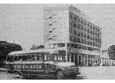 Foi extremamente tardia a estruturação do transporte público de Manaus, até a década de 60 persistindo a operação de ônibus avulsos; na foto, o contraste do lotação Fargo (que dá nome à "frota" de um só carro) diante do moderno Hotel Amazonas, de 1951 (fonte: Soraia Pereira Magalhães).