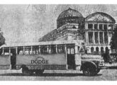 Lotação Dodge (da "Viação" Dodge), diante do Teatro Amazonas, em foto de 1951 (fonte: Soraia Pereira Magalhães).