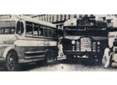 Ao lado de um lotação Fargo, um ônibus com motor integrado ao salão e carroceria de madeira operando em Manaus em 1963; note a grade, proveniente do primeiro ônibus Chevrolet nacional do pós-guerra (fonte: portal idd.org).