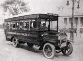 Ônibus alemão Benz com carroceria fabricada em 1925 pela Empreza Nacional de Auto Viação, uma das primeiras operadoras urbanas do Rio de Janeiro (RJ).