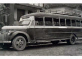 Chevrolet 1946 da Auto Viação 13, em 1948 atuando no transporte urbano de Colatina (ES); a empresa foi antecessora da Viação Águia Branca.