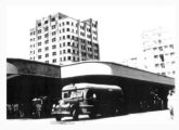 Mais um Chevrolet 1946 de Fortaleza, partindo do Abrigo Central, terminal em estilo déco no centro da capital cearense (fonte: Ivonaldo Holanda de Almeida / fortalezaemfotos).