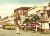 Valiosa imagem retirada de cartão postal de Manaus, mostrando nada menos do que cinco ônibus com carrocerias de fabricação local: de frente, um International 1950-52.