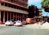 Um ônibus amazonense diante do Hotel Amazonas em detalhe de cartão postal, este da década de 70.