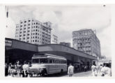 Postal do Abrigo Central de Fortaleza (CE), mostrando um ônibus Fargo 1951-53 com carroceria local, dotada de curioso ressalto no teto - provavelmente um duto de circulação de ar para ventilação forçada do salão do veículo.