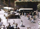 Dois ônibus com carrocerias artesanais - um Fargo e um International - no Centro de Manaus na primeira metade da década de 50 (fonte: Manaus Sorriso).