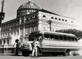 Mais um Fargo operando no transporte público de Manaus; tomada diante do Teatro Amazonas, a fotografia é de 1962 (fonte: Manaus Sorriso).