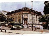 Diversos ônibus estacionados na praça XV de Novembro, em Manaus, diante do antigo prédio do Banco do Brasil, demolido em 1964; da esquerda para a direita, podem ser identificados um Diamond T, um Ford, um International e um Fargo, todos do início da década de 50; ônibus com carrocerias artesanais de madeira circularam em Manaus até 1970 (fonte: Manaus Sorriso).